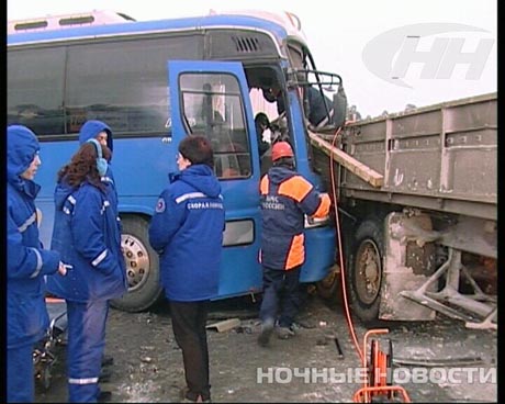 Жуткая авария под Екатеринбургом: в час пик столкнулись пассажирский автобус и МАЗ. Людей из искореженного транспорта доставали с помощью спецоборудования. Движение парализовано